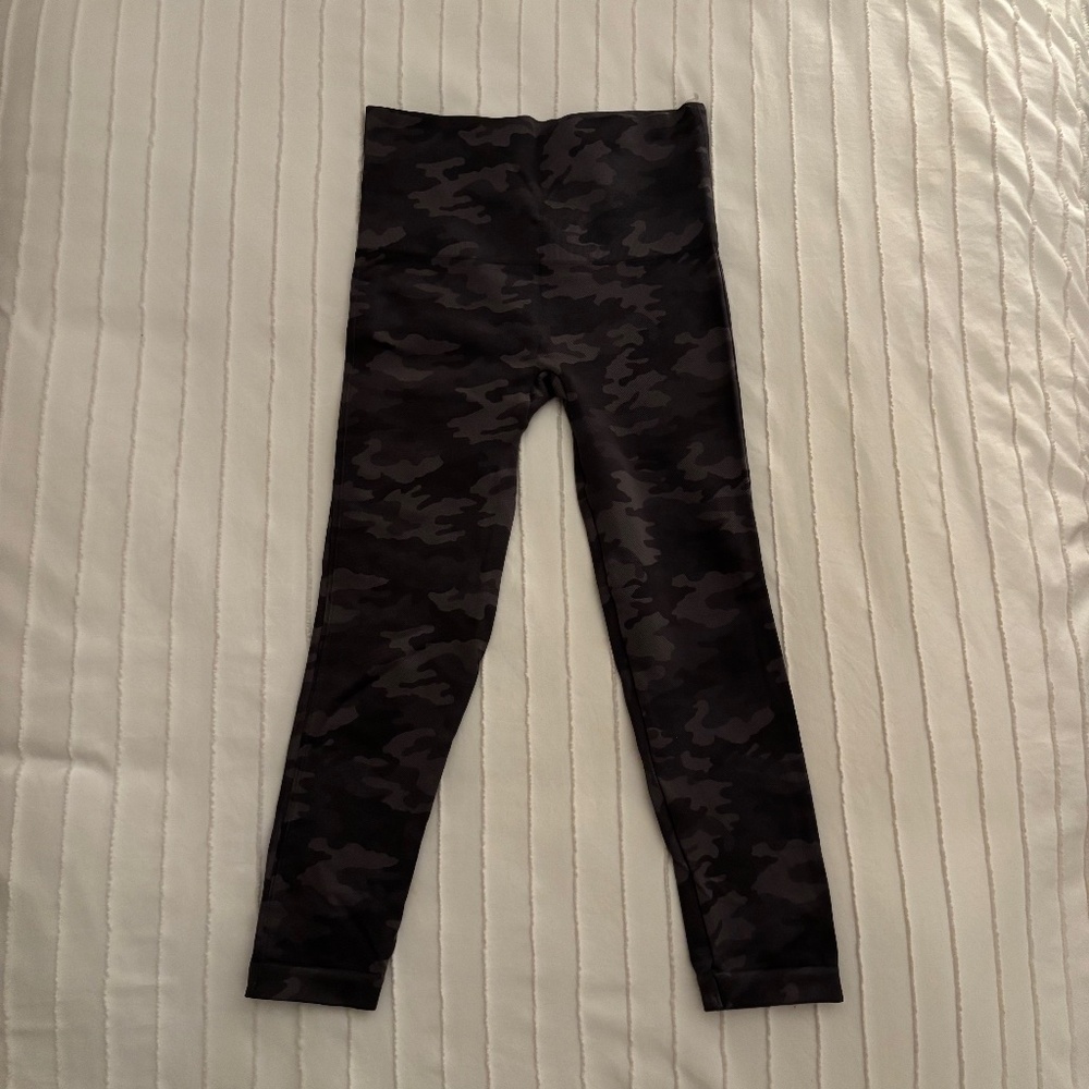 Spanx Look At Me Now Seamless Cropped Leggings Sage Camo Size M